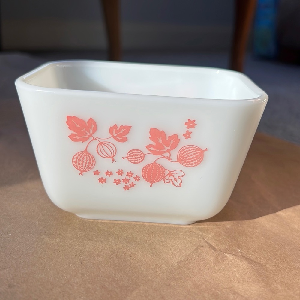 Vintage Pyrex 1.5 cup bowl/dish. Gooseberry pattern.  Pink on white.